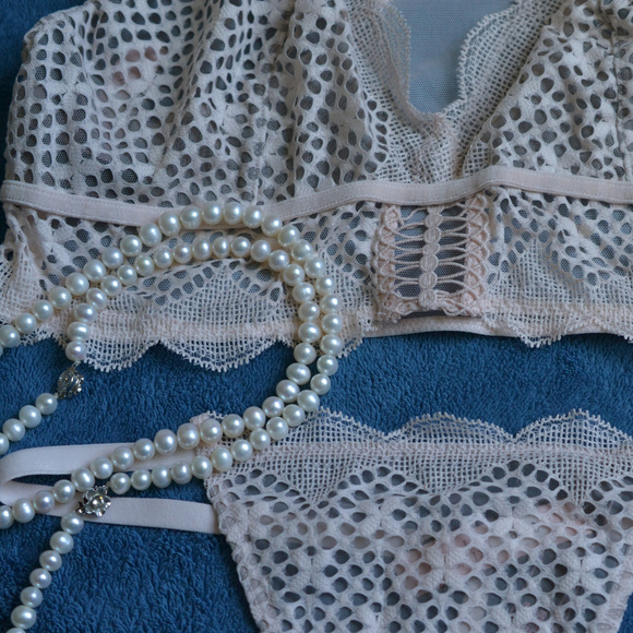 NWT SET OF 2 Victoria's Secret Bralette & V string thong panty VS pink nude gift - Picture 3 of 8